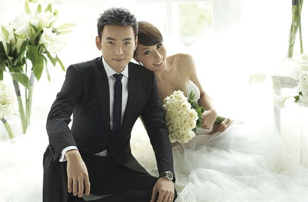 Trên giấy tờ, Tiêu Ân Tuấn và Lâm Thiên Ngọc vẫn là vợ chồng. Trên giấy tờ, Tiêu Ân Tuấn và Lâm Thiên Ngọc vẫn là vợ chồng.