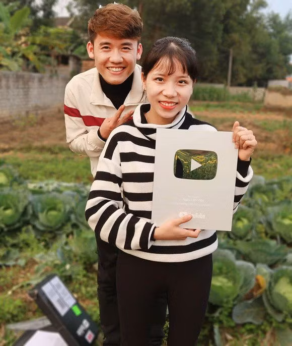 Cả hai từng rất thân thiết và xuất hiện trong các video của nhau