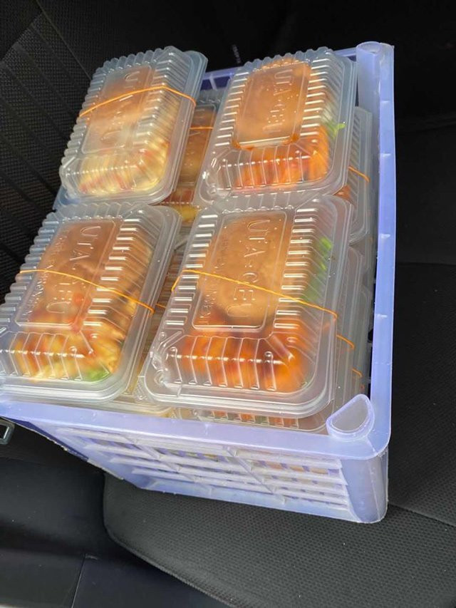 Người phụ nữ tự mình đi giao 20 chiếc burger cho khách. Người phụ nữ tự mình đi giao 20 chiếc burger cho khách.