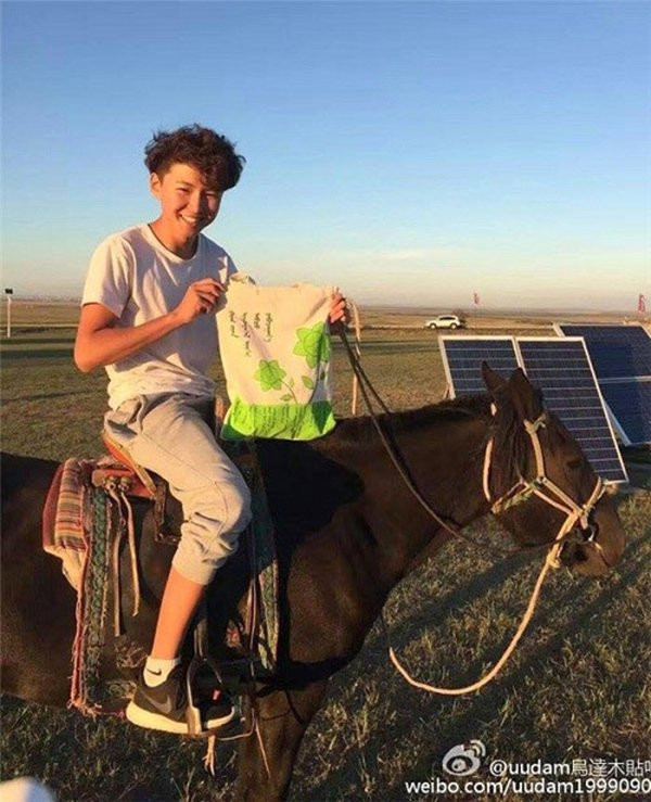 Cậu bé Mông Cổ từng làm khán giả khóc khi hát "Gặp mẹ trong mơ" 9 năm trước giờ ra sao? ảnh 9