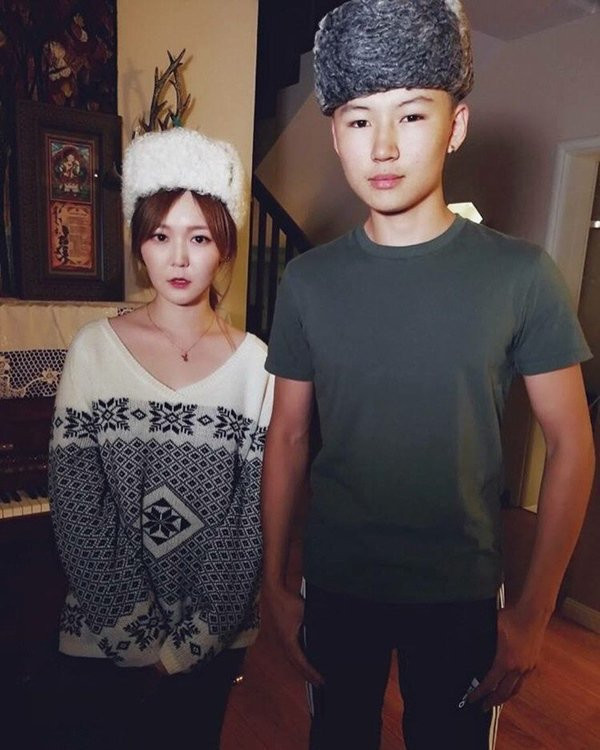 Cậu bé Mông Cổ từng làm khán giả khóc khi hát "Gặp mẹ trong mơ" 9 năm trước giờ ra sao? ảnh 8