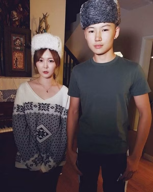 Cậu bé Mông Cổ từng làm khán giả khóc khi hát "Gặp mẹ trong mơ" 9 năm trước giờ ra sao? ảnh 8