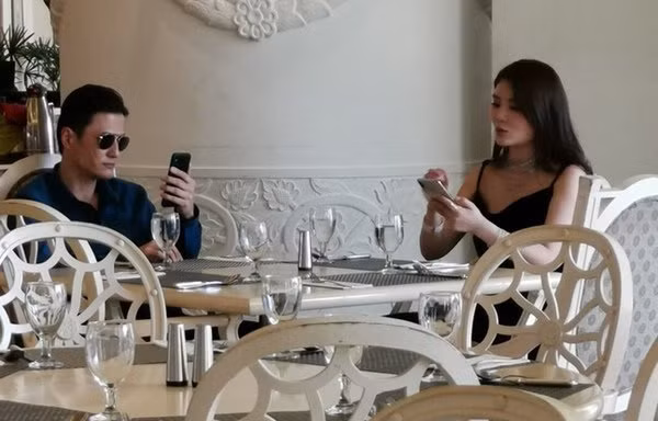 Hình ảnh nhân vật mạo danh Từ Đông Đông đi hẹn hò trai trẻ.