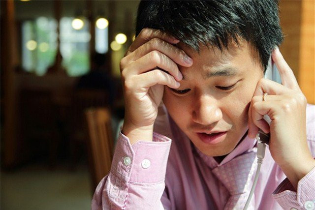 Cô ấy vẫn liên tục gọi cho tôi kêu than hết chuyện nọ đến chuyện kia. (Ảnh minh họa). Cô ấy vẫn liên tục gọi cho tôi kêu than hết chuyện nọ đến chuyện kia. (Ảnh minh họa).