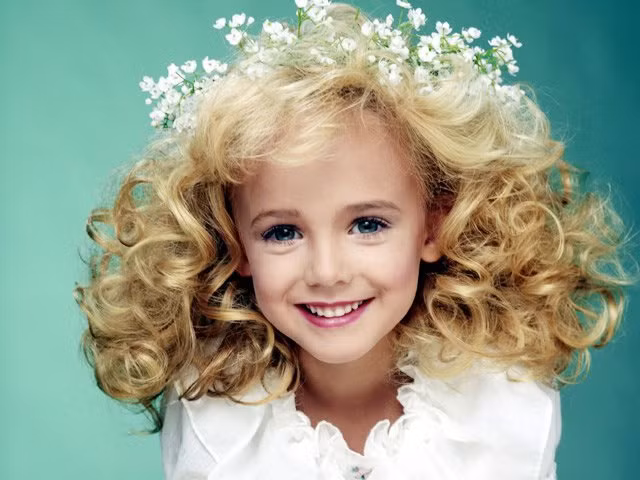 JonBenet Ramsey với nụ cười rạng rỡ như thiên thần.