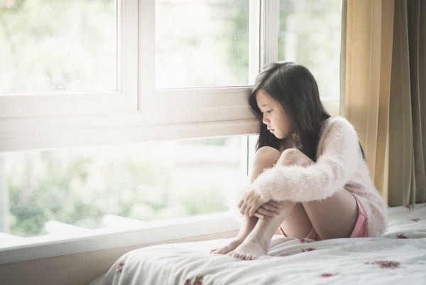 Sống xa bố mẹ khiến trẻ mang nhiều tâm tư trĩu nặng, dễ mắc các vấn đề tâm lý (Ảnh minh họa) Sống xa bố mẹ khiến trẻ mang nhiều tâm tư trĩu nặng, dễ mắc các vấn đề tâm lý (Ảnh minh họa)