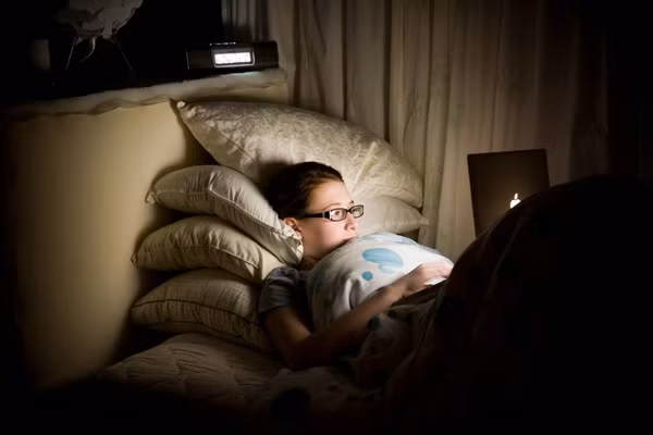 Thức đêm, ngủ không đủ giấc có thể ảnh hưởng đến sức khỏe sinh sản. (Ảnh minh họa).