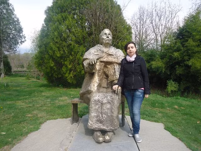 Tượng của bà Vanga được đặt ngoài cổng.