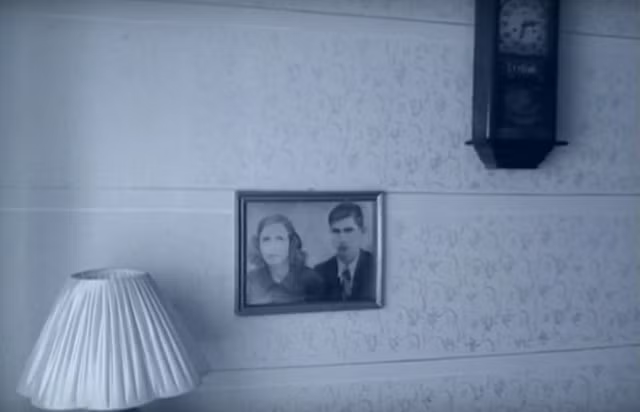 Những tấm ảnh cũ về bà Vanga được đặt trong phòng ngủ.