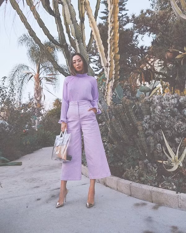 Phối quần culottes với một chiếc áo blouse theo kiểu ton-sur-ton tím là chị em đã có một set đồ chuẩn chỉnh để đi làm.