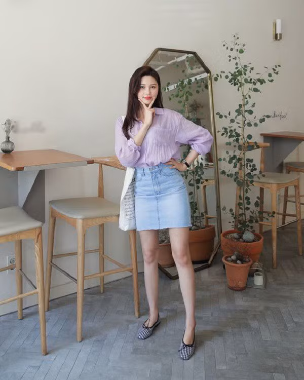 Áo sơ mi tím với chân váy denim kết hợp với nhau tạo thành một tổng thể rất hài hòa.