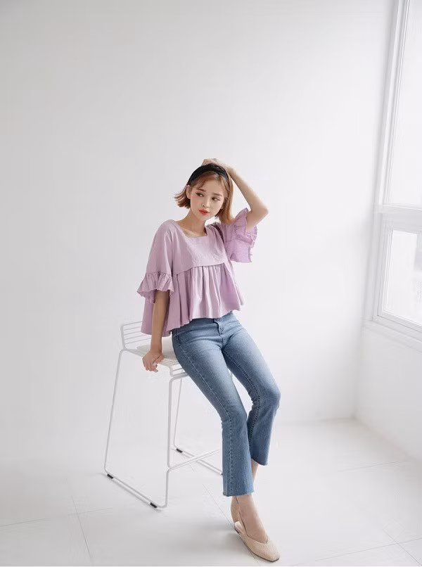 Vẻ "bánh bèo" của áo blouse rất phù hợp để kết hợp với sự trẻ trung của chiếc quần jeans.