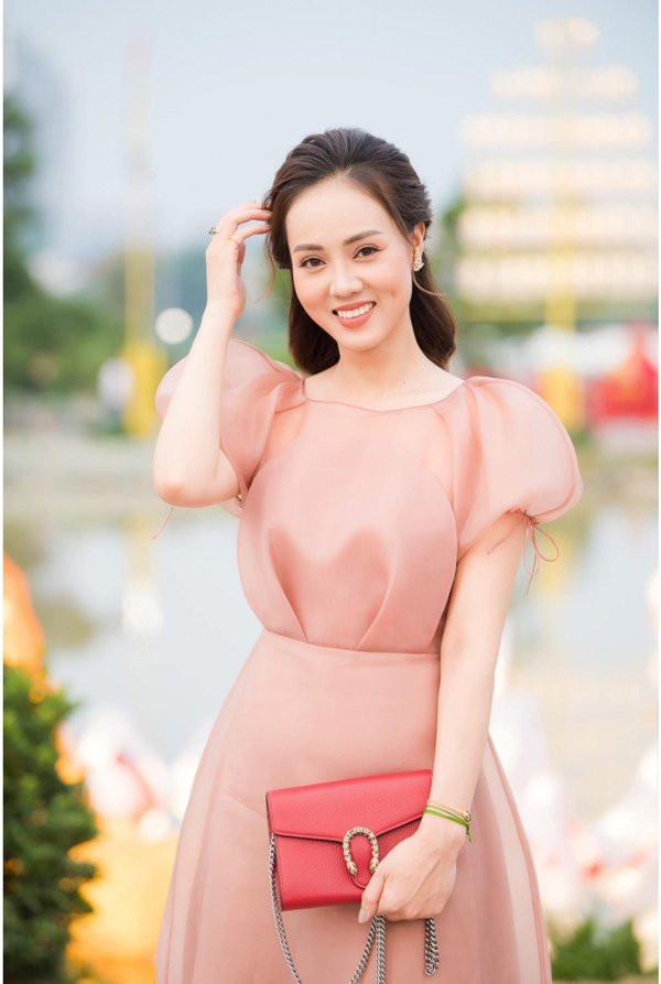 Phối với váy màu hồng chất liệu mỏng nhẹ bồng bềnh là thiết kế Dionysus mini leather chain bag của Gucci với hình ảnh đầu rồng quen thuộc. Và Ngọc Hà phải móc hầu bao ra 29.5 triệu đồng để mang chiếc túi này về.