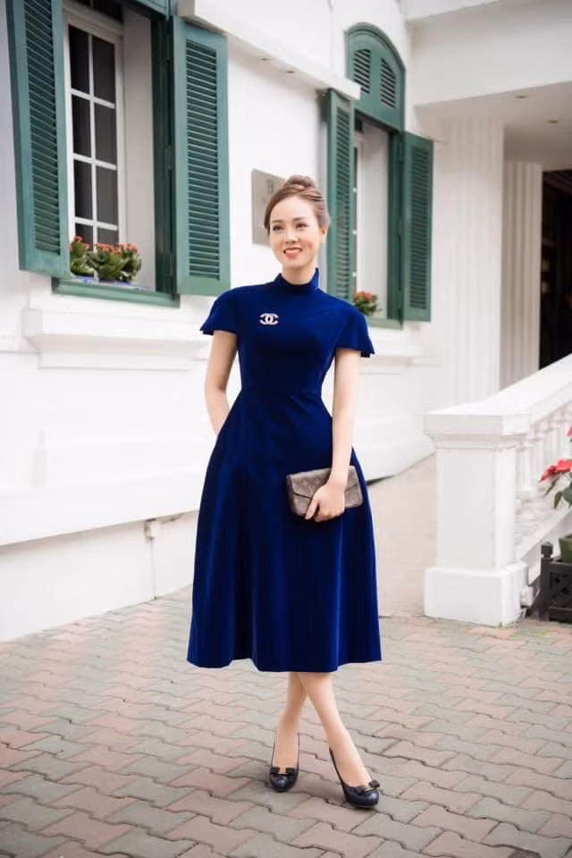 Và mẫu clutch bì thư này có giá trên 15 triệu đồng được người đẹp thường xuyên mang theo bên mình.