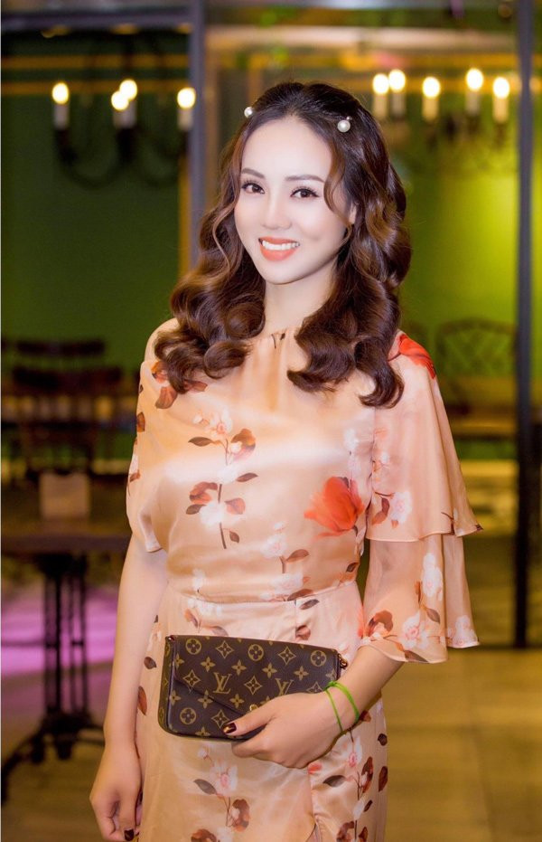 Diện thiết kế váy lụa hoạ tiết nhã nhặn, Ngọc Hà ghi điểm với vẻ ngoài nền nã tinh tế. Trên tay cô là mẫu túi của Louis Vuitton đắt đỏ.