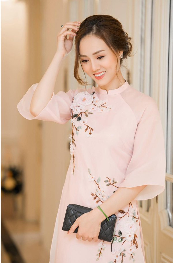 Người đẹp cầm clutch nhỏ nhắn và đơn giản nhưng giá trị đắt đỏ vẫn đủ sức toả sáng.