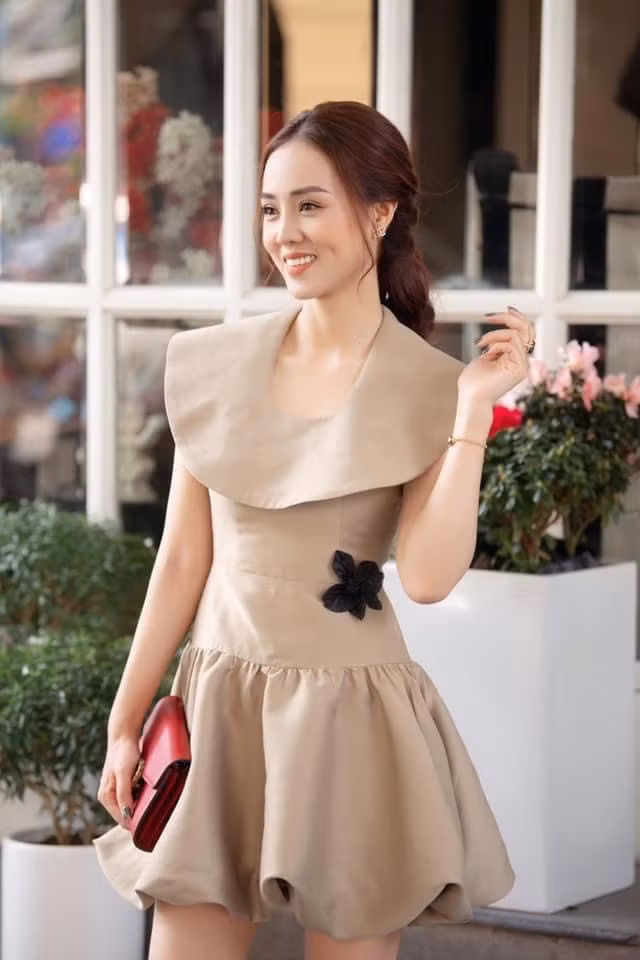 Nữ phóng viên sở hữu thần thái sang trọng, hiện đại và cũng có niềm đam mê với đồ hiệu không kém những người đẹp khác trong Vbiz.