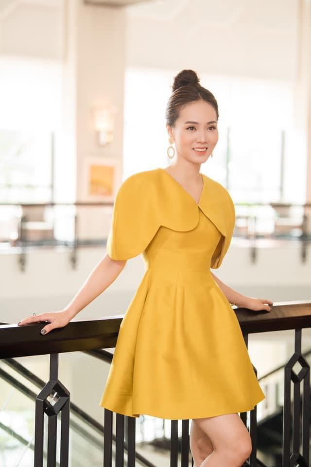 Cô gắn liền với những set thời trang nữ tính, nhã nhặn và không hề hở hang.