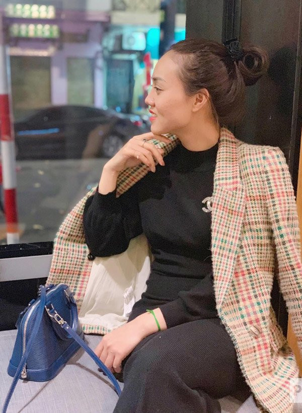 Hơn 41 triệu đồng chính là giá trị của chiếc túi Alma BB màu xanh của bạn gái danh hài Công Lý.