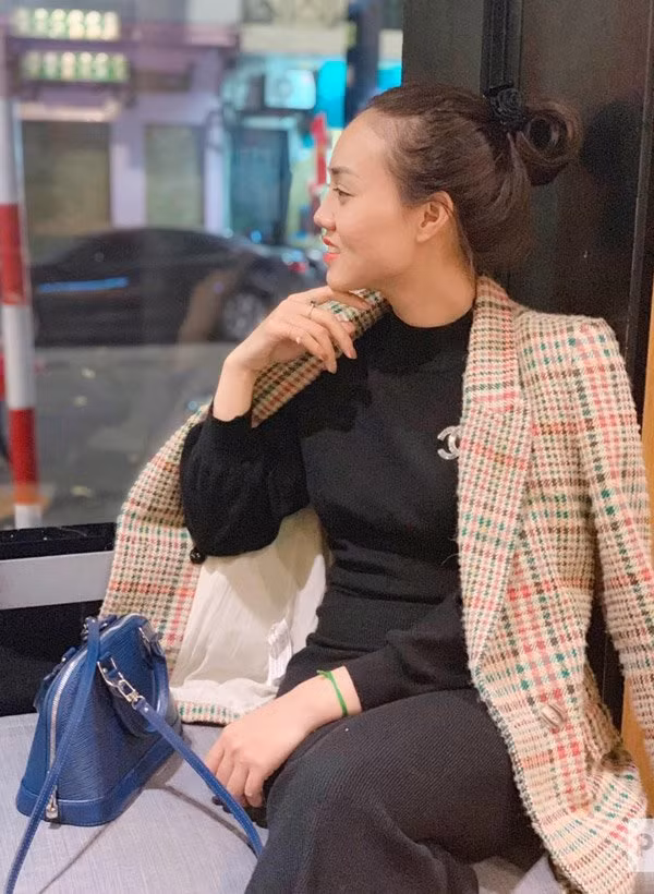 Hơn 41 triệu đồng chính là giá trị của chiếc túi Alma BB màu xanh của bạn gái danh hài Công Lý.