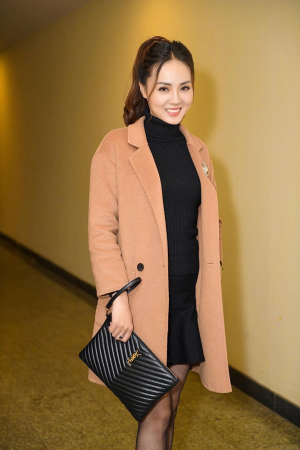 Trên tay người đẹp Hà thành là mẫu Monogram tablet pouch làm từ chất liệu da với logo thương hiệu đình đám YSL, và thiết kế này có giá khoảng 17,5 triệu đồng.