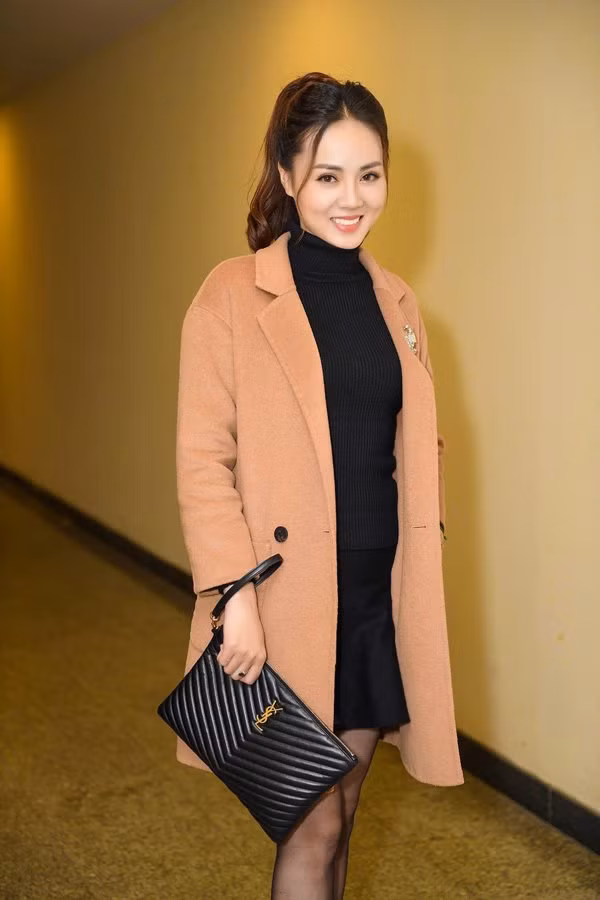 Trên tay người đẹp Hà thành là mẫu Monogram tablet pouch làm từ chất liệu da với logo thương hiệu đình đám YSL, và thiết kế này có giá khoảng 17,5 triệu đồng.