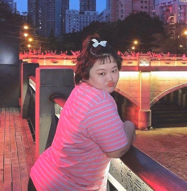 Cô gái sở hữu ngoại hình kém sắc.