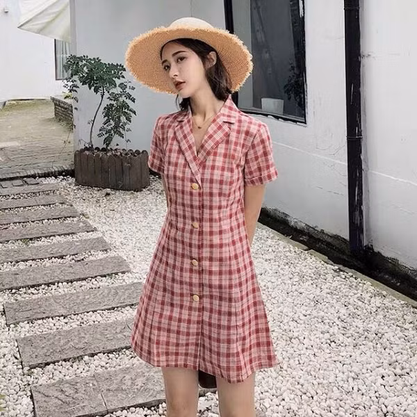 Họa tiết ô vuông xinh xắn trên váy giúp các nàng ngoài 30 ăn gian tuổi hết sức hiệu quả.