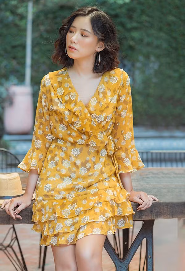 Để rực rỡ và nổi bật hơn trong ngày hè, các cô gái cứ tự tin diện những chiếc váy có màu sắc tươi sáng.
