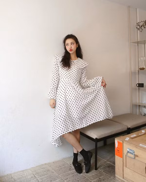 Họa tiết chấm bi luôn đem lại nét đáng yêu, trẻ trung cho người mặc.