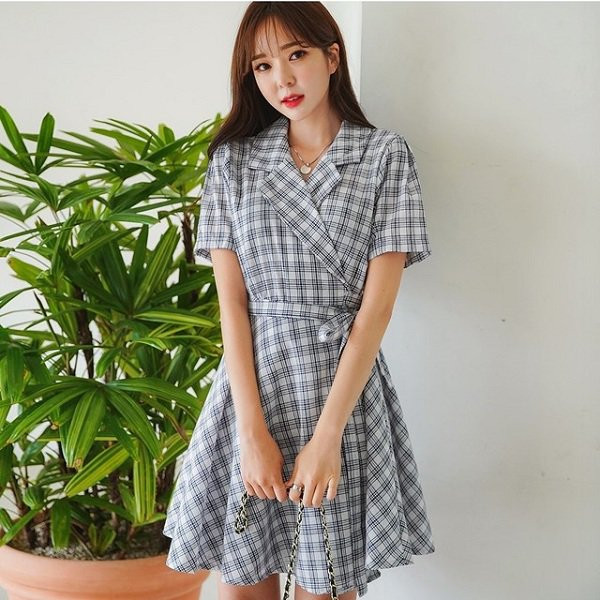 Chị em văn phòng cũng có thể diện váy kẻ caro ghi nhã nhặn và thanh lịch. Chị em văn phòng cũng có thể diện váy kẻ caro ghi nhã nhặn và thanh lịch.