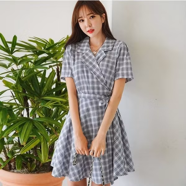 Chị em văn phòng cũng có thể diện váy kẻ caro ghi nhã nhặn và thanh lịch.