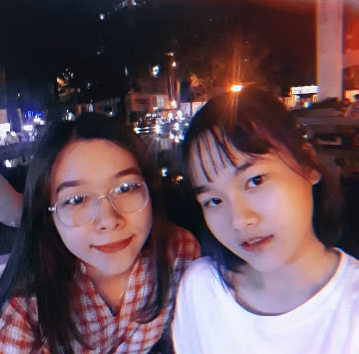 Hai chị em Thùy Trang cùng làm bánh.