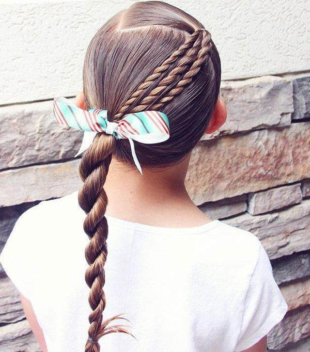 Để tạo kiểu dáng mới, thay vì tết tóc mẹ có thể xoắn hai lọn tóc lại với nhau.