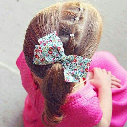 Thắt bím từng đoạn nhỏ từ trái sang phải sau đó cột tóc lệch về 1 bên cho bé thêm phần đáng yêu.