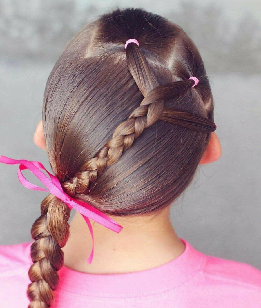 Thay vì tết riêng từng lọn tóc của phần đỉnh đầu được chia làm 3 thì mẹ có thể tết chung chúng lại.