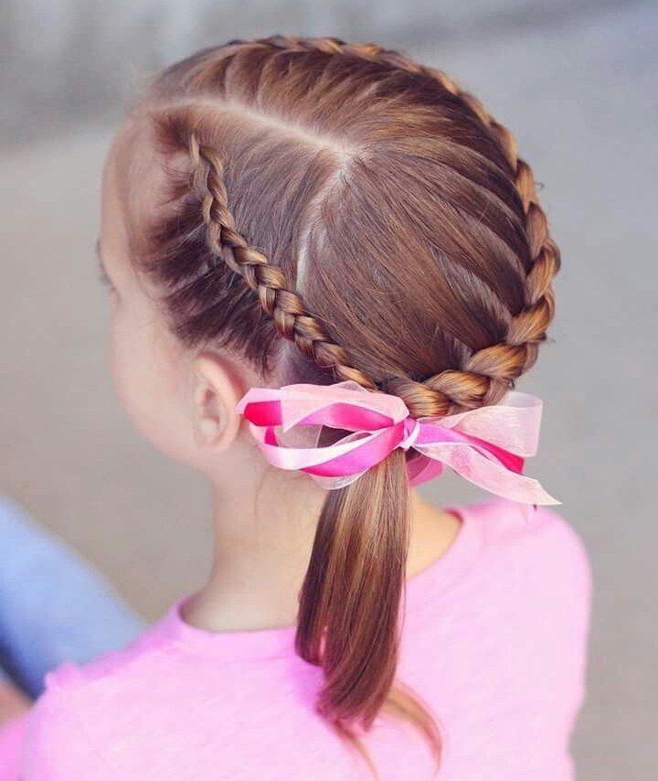 Kiểu tóc tết đuổi thành hình vòng cung.