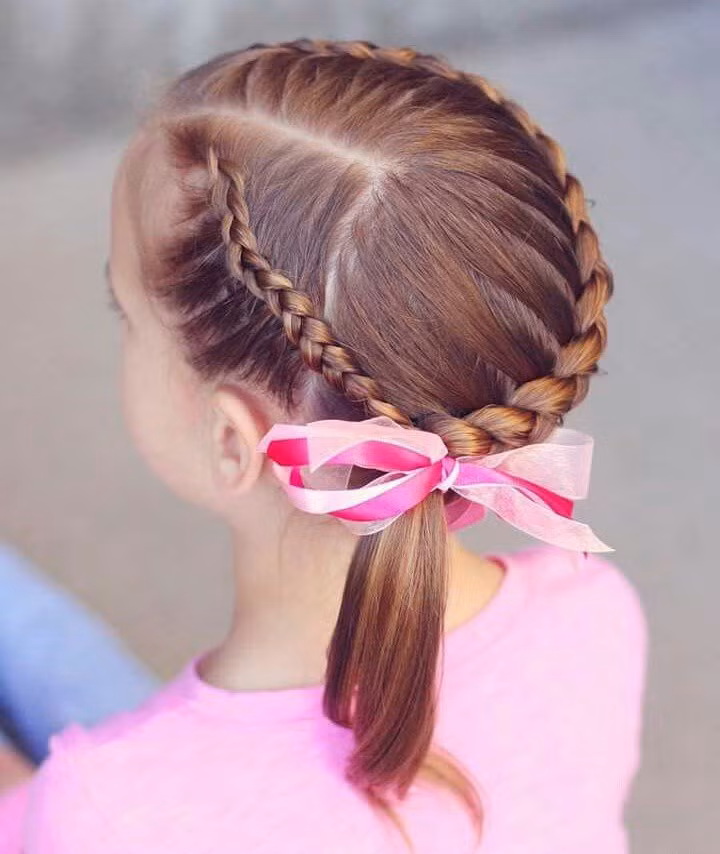 Kiểu tóc tết đuổi thành hình vòng cung.