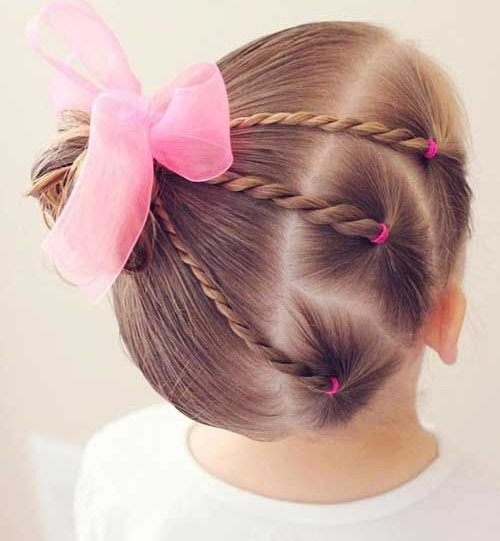 Với những bé ít tóc, mẹ có thực hiện kiểu tóc này.