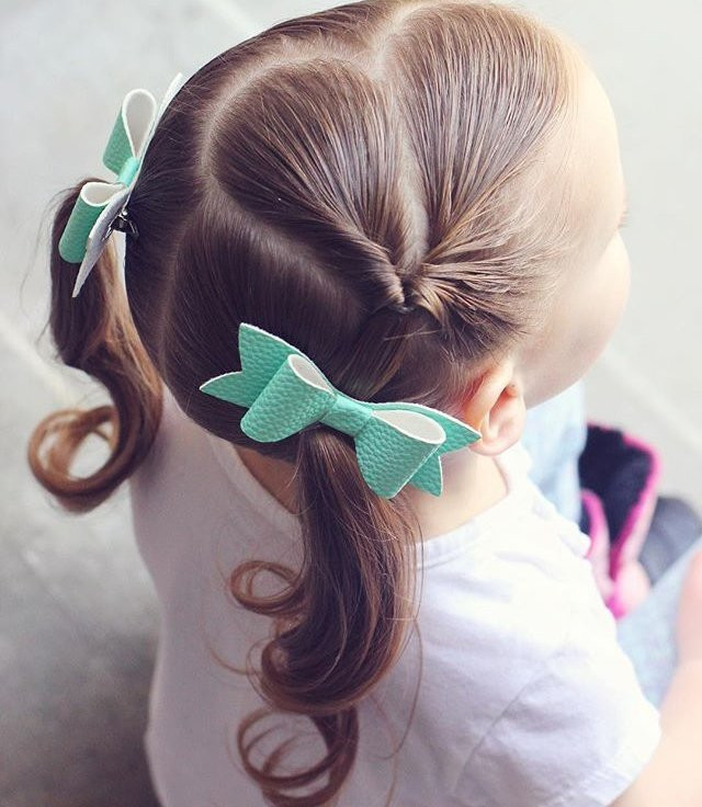 Một bên cột tóc như bình thường, bên còn lại cách điệu bằng cách buộc một phần tóc và lộn ngược vào trong. Buộc tất cả với số tóc còn lại là xong.