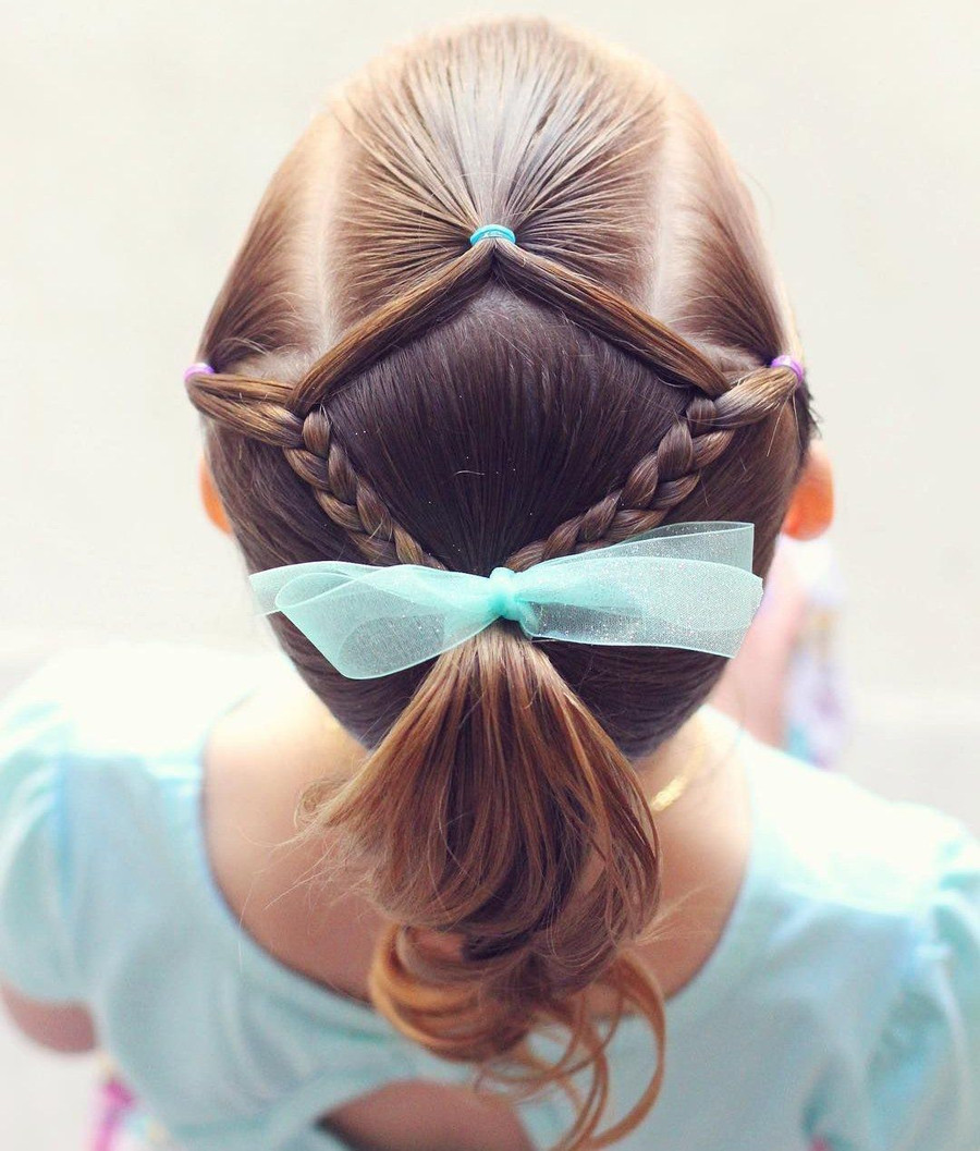 Phần đỉnh đầu phía trước chia làm 3 phần sau đó tết sao cho có sự tương quan. Dùng thêm một chiếc ruy băng xanh để cột tóc làm điểm nhấn.