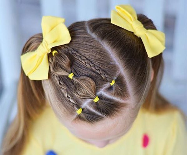 Mẹ có thể áp dụng 2 kiểu tóc trên một mái đầu bé cho thêm phần đặc sắc.