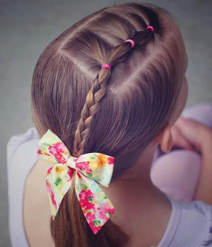 Cột tóc đuổi từ trước ra sau, tết phần đuôi lại và cột bằng một chiếc ruy băng hoa.