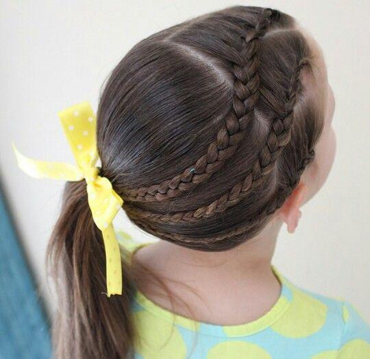 Tết lệch 3 lọn tóc và cột chúng lại ở phía bên trái của gáy.