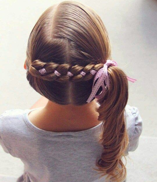 Tóc chia để bím hai bên, 1 bên có thể tết lại và buộc chung với bên còn lại.