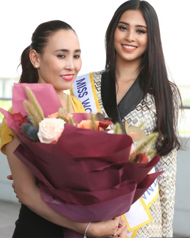 Khi còn trẻ, bà Trang ắt hẳn là một đại mỹ nhân với những đường nét sắc sảo không hề suy suyển theo thời gian.