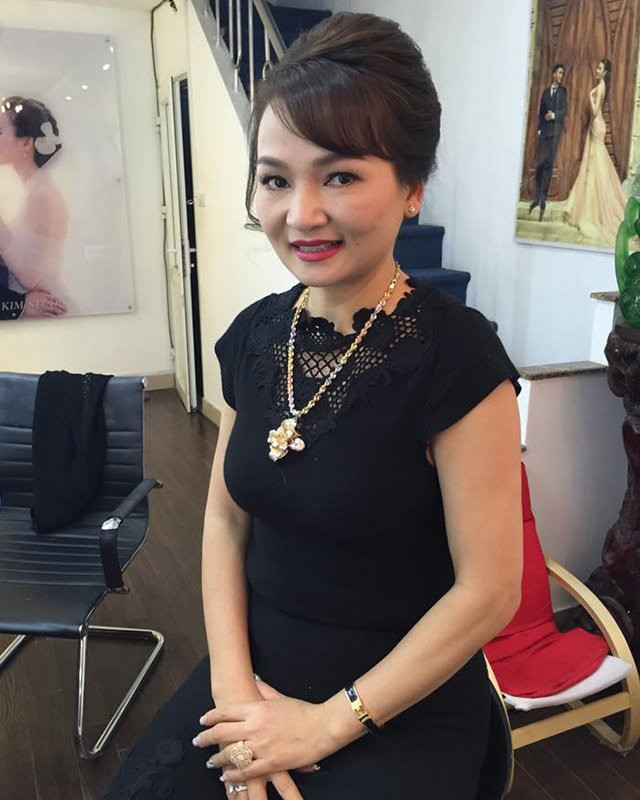 Bên cạnh nhan sắc, thân mẫu của nàng Hậu cũng được khen ngợi nhiều về gout thời trang sành điệu và khí chất ngùn ngụt.