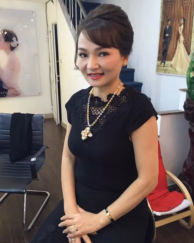 Bên cạnh nhan sắc, thân mẫu của nàng Hậu cũng được khen ngợi nhiều về gout thời trang sành điệu và khí chất ngùn ngụt.