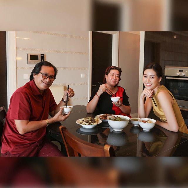 Khánh Vân cùng gia đình ăn mừng ngày của mẹ. Ở thời điểm hiện tại, nhan sắc của mẹ Khánh Vân đã hằn sâu dấu vết của thời gian nhưng nét đôn hậu và dễ mến vẫn còn nguyên vẹn.