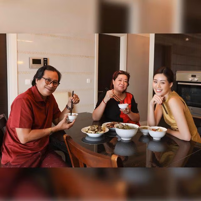 Khánh Vân cùng gia đình ăn mừng ngày của mẹ. Ở thời điểm hiện tại, nhan sắc của mẹ Khánh Vân đã hằn sâu dấu vết của thời gian nhưng nét đôn hậu và dễ mến vẫn còn nguyên vẹn.